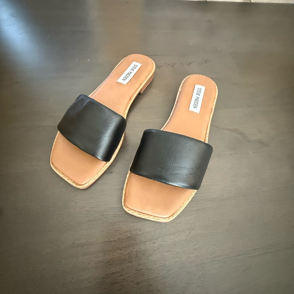 Steve Madden Black and Tan Slide Sandals